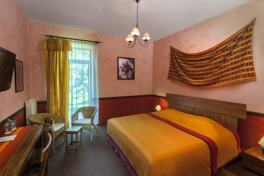 Palac Nieznanice Zabytek Goscinny Ze Spa الغرفة الصورة