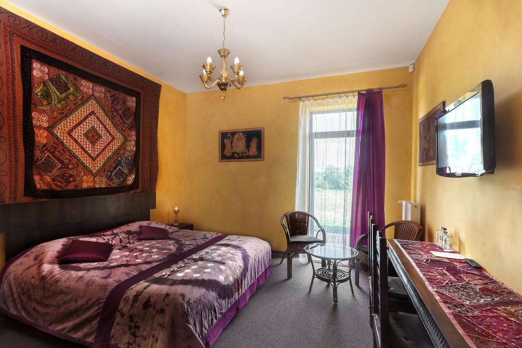 Palac Nieznanice Zabytek Goscinny Ze Spa الغرفة الصورة