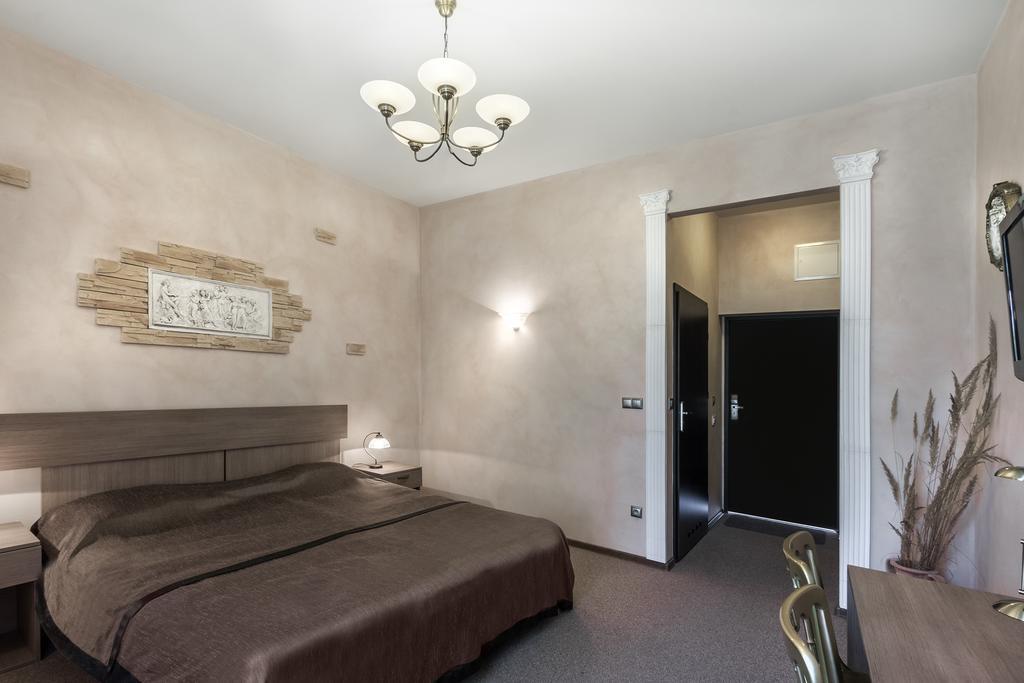 Palac Nieznanice Zabytek Goscinny Ze Spa الغرفة الصورة