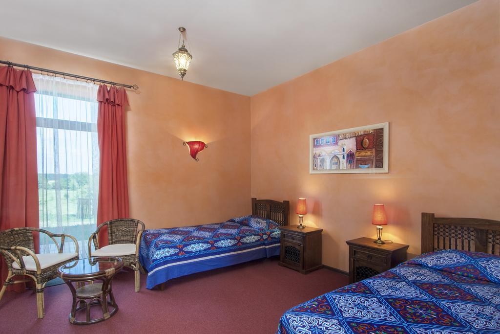 Palac Nieznanice Zabytek Goscinny Ze Spa الغرفة الصورة