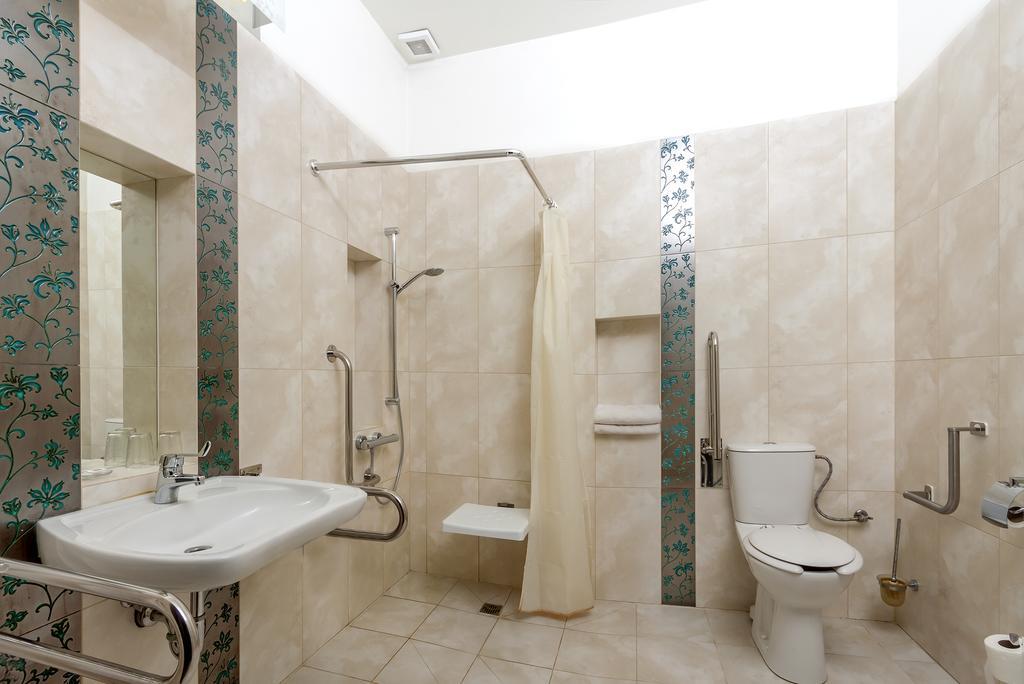 Palac Nieznanice Zabytek Goscinny Ze Spa الغرفة الصورة