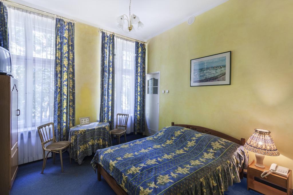 Palac Nieznanice Zabytek Goscinny Ze Spa الغرفة الصورة