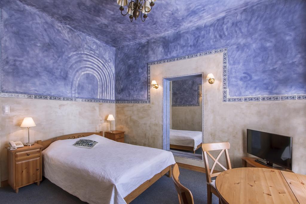 Palac Nieznanice Zabytek Goscinny Ze Spa الغرفة الصورة